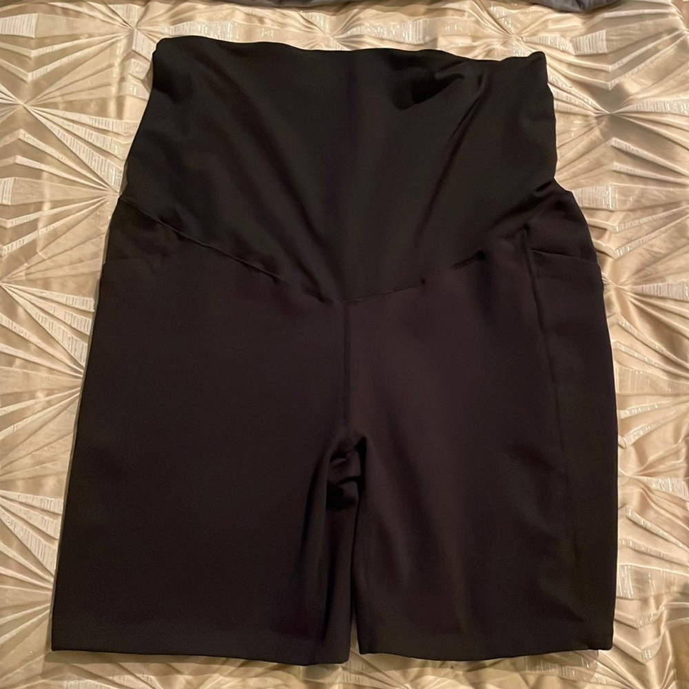Zella Mamasana maternity bike shorts with pockets- size L
